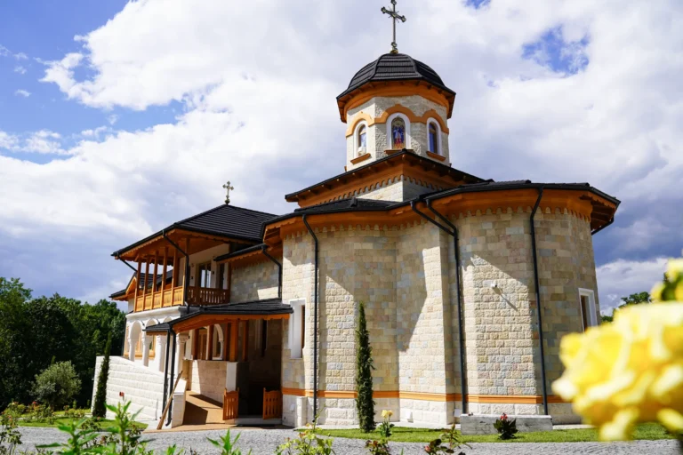 Arhitectura bisericilor tradiționale românești: de la lemn la piatră